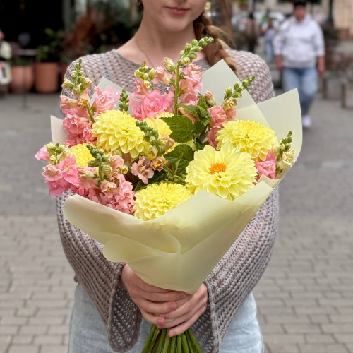 Яскравий літній букет з жоржинами «Лагідне сонечко»