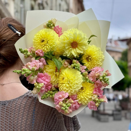 Яскравий літній букет з жоржинами «Лагідне сонечко»