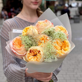 7 півонієвидних троянд Cream X-Pression у букеті «Солодкі персики»