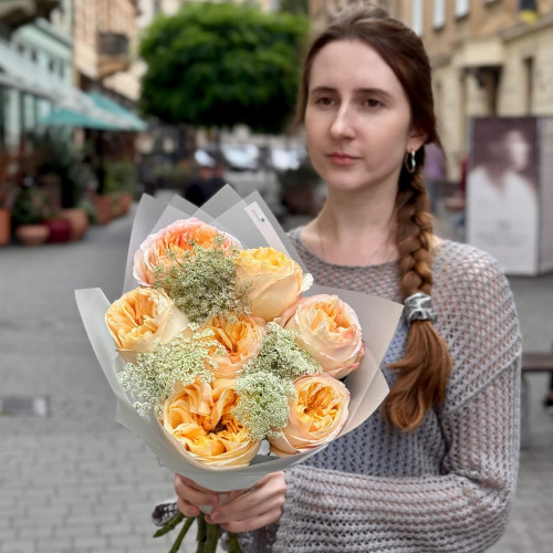 7 півонієвидних троянд Cream X-Pression у букеті «Солодкі персики»