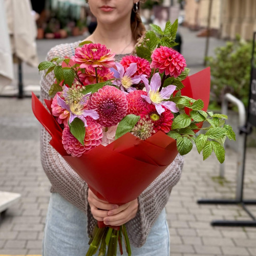 Фактурний букет у садовому стилі «Веселі півники»