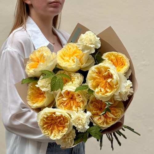 Яркий букет из 9 пионовидных роз Antonia Garden «Солнечное разноцветье»