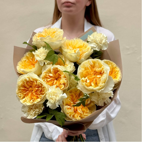 Яркий букет из 9 пионовидных роз Antonia Garden «Солнечное разноцветье»