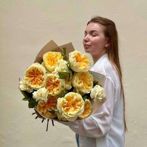 Яркий букет из 9 пионовидных роз Antonia Garden «Солнечное разноцветье»