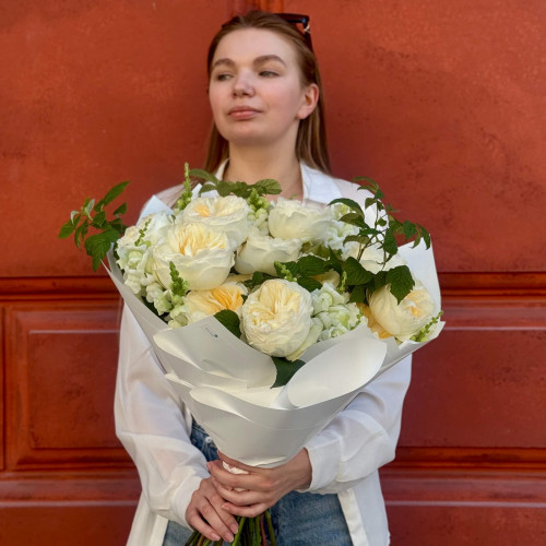13 peony roses of the Aurora Gardens variety in the bouquet «Sleeping Beauty»