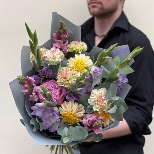 Букет у романтичному стилі з гладіолусами «Магічний агат»