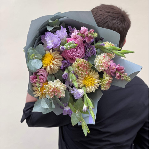 Букет у романтичному стилі з гладіолусами «Магічний агат»