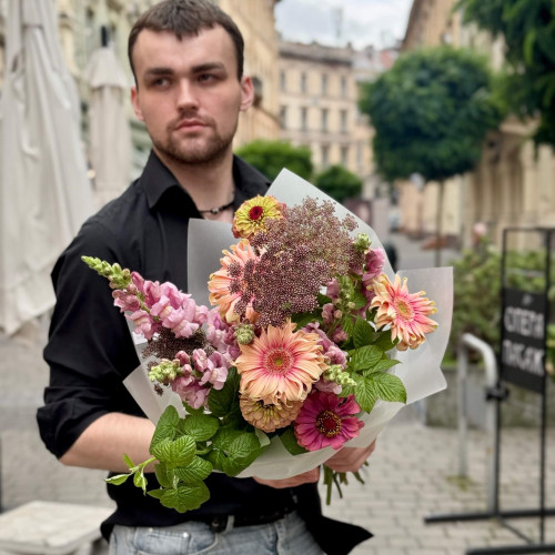 Романтичний букет з герберами Pasta Rosata «Вуличний романс»