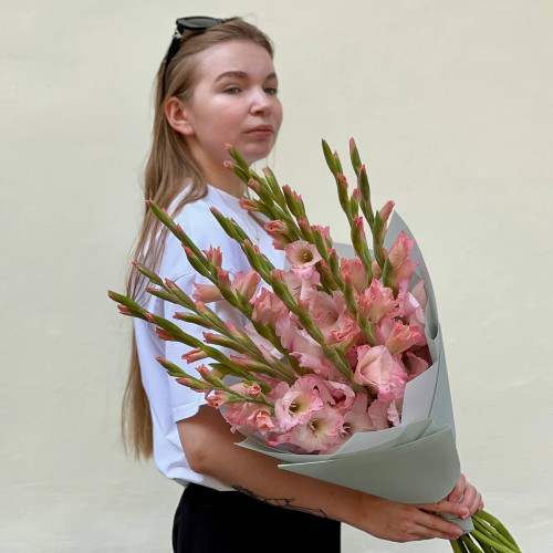 13 ніжно-рожевих гладіолусів у букеті «Кварцевий світанок»