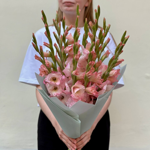 13 ніжно-рожевих гладіолусів у букеті «Кварцевий світанок»