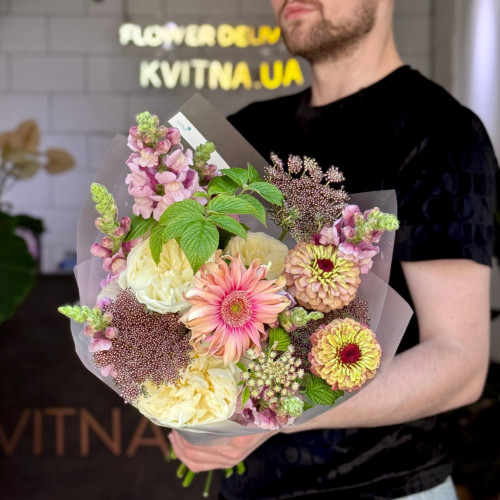 Мерехтливий букет з піоновидною трояндою Aurora «Вечірній градієнт»