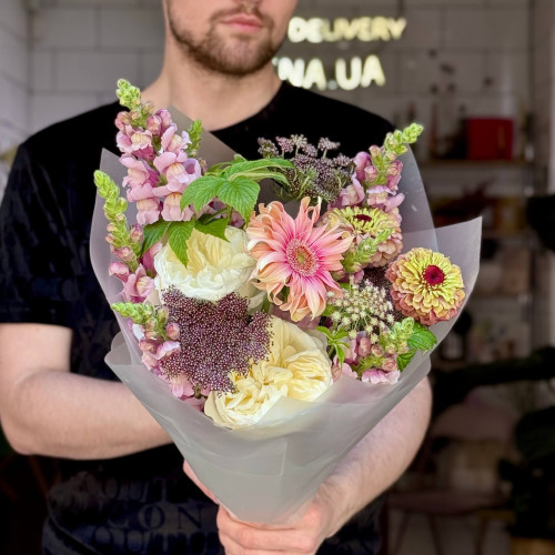 Мерехтливий букет з піоновидною трояндою Aurora «Вечірній градієнт»