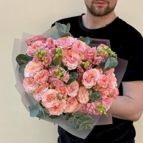 Букет з піоновидною кущовою трояндою «Рум’янець на щічках»