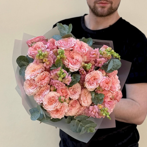 Букет з піоновидною кущовою трояндою «Рум’янець на щічках»