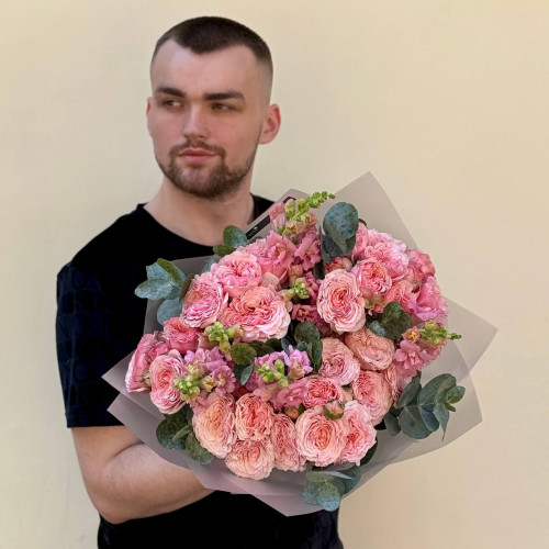 Букет з піоновидною кущовою трояндою «Рум’янець на щічках»