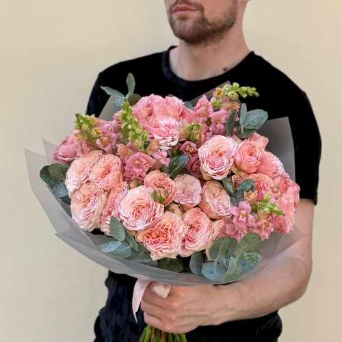 Букет з піоновидною кущовою трояндою «Рум’янець на щічках»