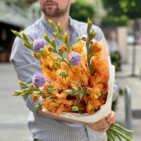 Яскравий букет з гладіолусами та скабіозою «Палаючий захід»