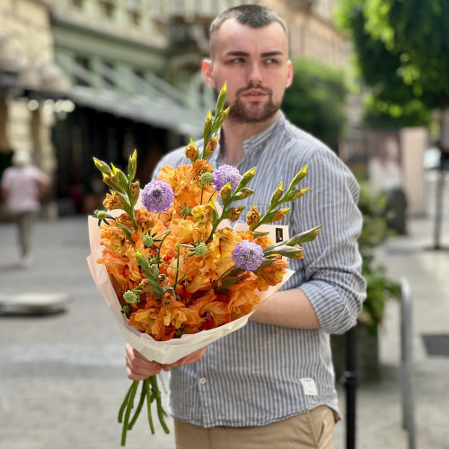 Яскравий букет з гладіолусами та скабіозою «Палаючий захід»