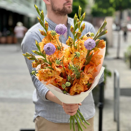 Яскравий букет з гладіолусами та скабіозою «Палаючий захід»