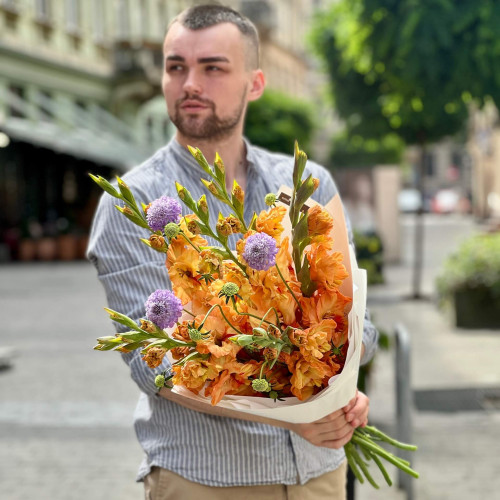 Яскравий букет з гладіолусами та скабіозою «Палаючий захід»