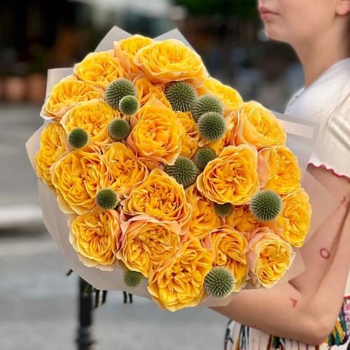 Тёплый букет с пионовидной розой King’s Cross и эхинопсом «Солнце Мадрида»