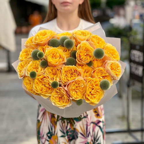 Тёплый букет с пионовидной розой King’s Cross и эхинопсом «Солнце Мадрида»