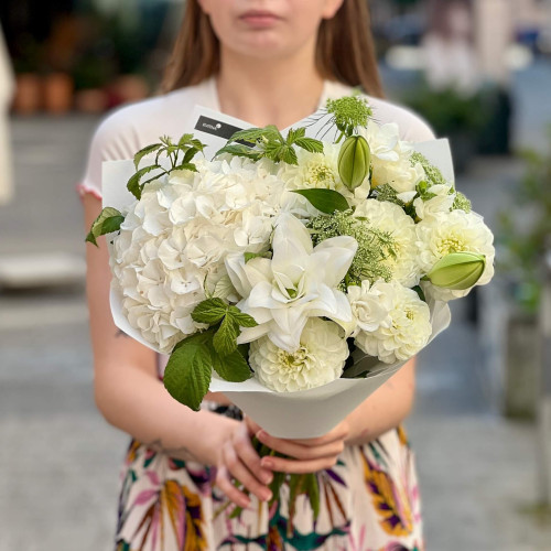 Світлий букет з лілією «Аромат Кохання»