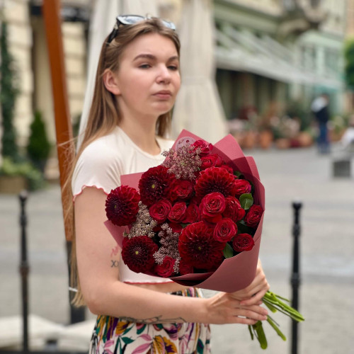 Яскравий букет в бордових тонах «Глибокі почуття»