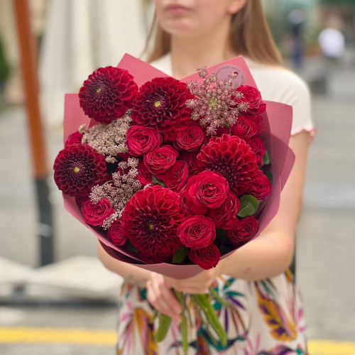 Яскравий букет в бордових тонах «Глибокі почуття»