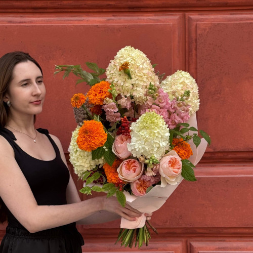 Роскошный букет с фермерскими гортензиями «Подарок Августа»