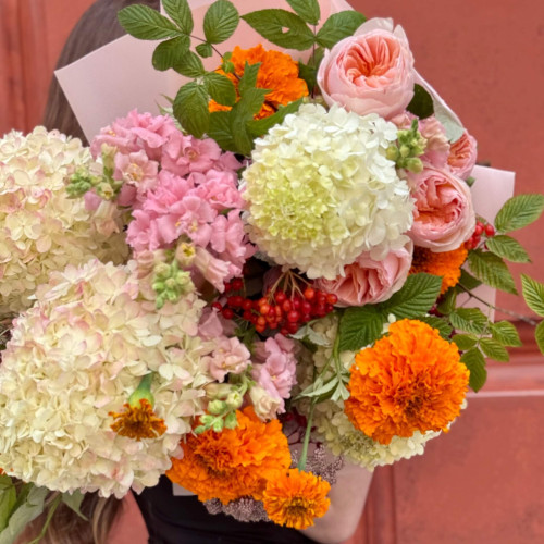 Роскошный букет с фермерскими гортензиями «Подарок Августа»