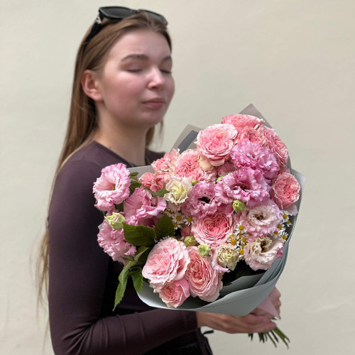 Мереживний букет з еустомою та півонієвидною трояндою «Рожевий серпанок»