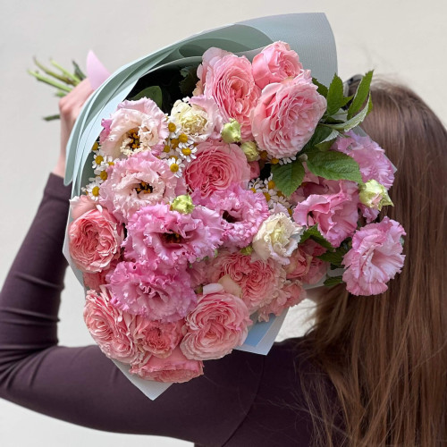 Мереживний букет з еустомою та півонієвидною трояндою «Рожевий серпанок»