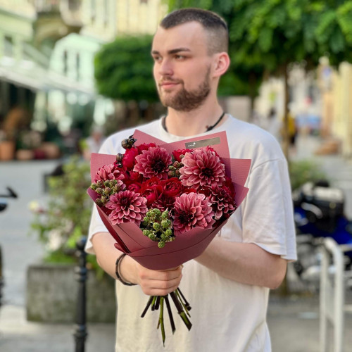 Насичений букет з жоржинами та кущовими піоновидними трояндами «Ожинове намисто»