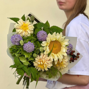 Світлий літній букет з соняшником «Ласкава галявина»