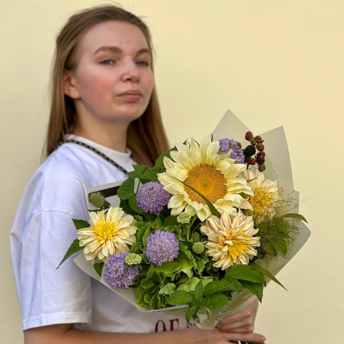 Світлий літній букет з соняшником «Ласкава галявина»