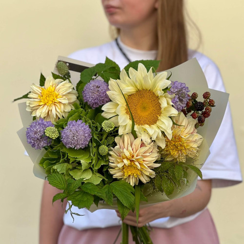 Світлий літній букет з соняшником «Ласкава галявина»