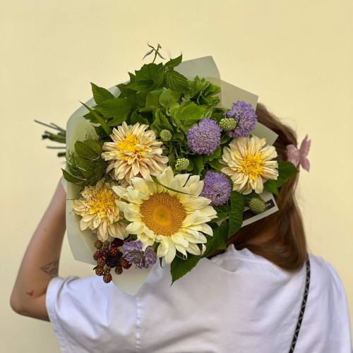 Світлий літній букет з соняшником «Ласкава галявина»