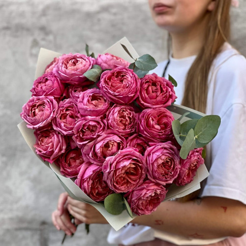 9 гілок малинової кущової піоновидної троянди Juliet у букеті «Трояндове натхнення»