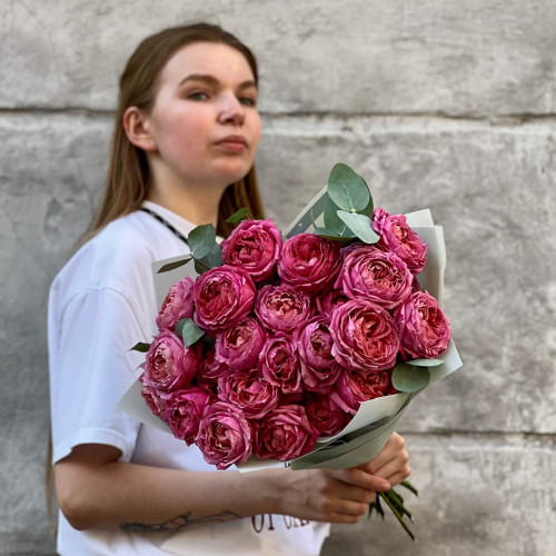 9 гілок малинової кущової піоновидної троянди Juliet у букеті «Трояндове натхнення»