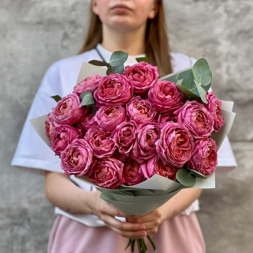 9 гілок малинової кущової піоновидної троянди Juliet у букеті «Трояндове натхнення»