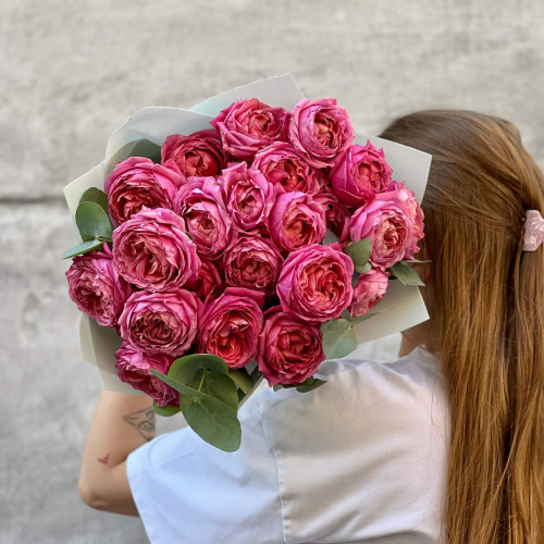 9 гілок малинової кущової піоновидної троянди Juliet у букеті «Трояндове натхнення»