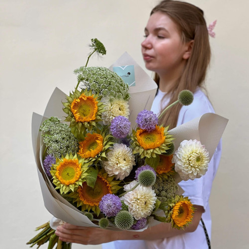 Літній букет у садовому стилі з соняшниками та жоржинами «Спогад про літо»