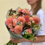 Warm-toned bouquet with Shiraz spray roses and Linda’s Baby dahlias «Peach Tart»