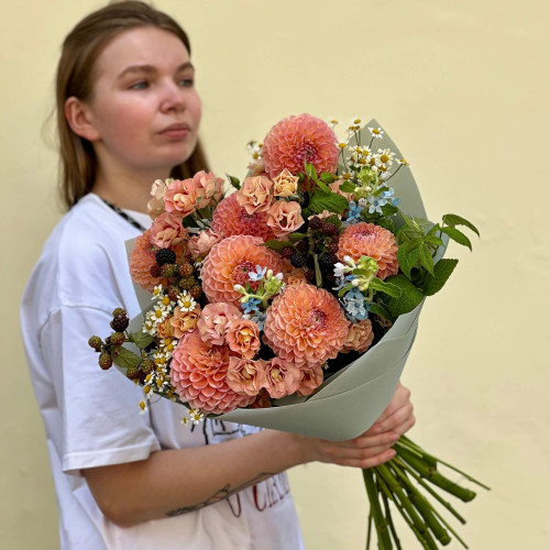 Warm-toned bouquet with Shiraz spray roses and Linda’s Baby dahlias «Peach Tart»