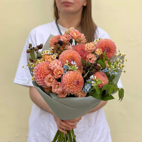 Warm-toned bouquet with Shiraz spray roses and Linda’s Baby dahlias «Peach Tart»