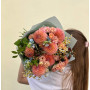 Warm-toned bouquet with Shiraz spray roses and Linda’s Baby dahlias «Peach Tart»