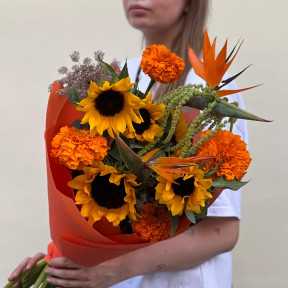 Яскравий букет з екзотичною стреліцією «Літні помаранчі»