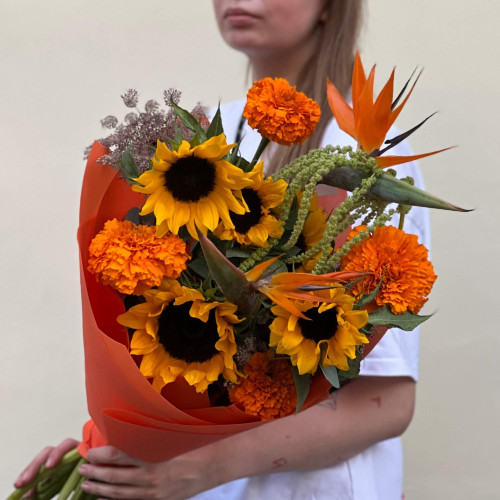 Яскравий букет з екзотичною стреліцією «Літні помаранчі»