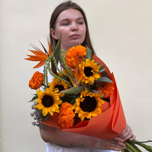 Яскравий букет з екзотичною стреліцією «Літні помаранчі»